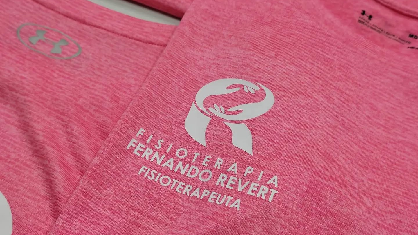 Camiseta técnica con el logotipo de una clínica de fisioterapia