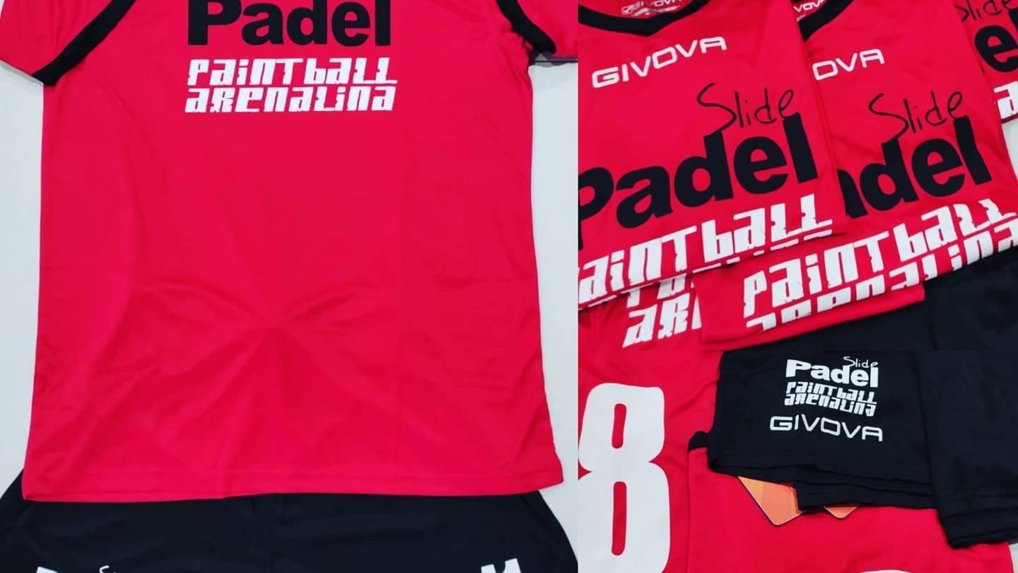 Equipación deportiva con nombre y dorsal personalizados para un club