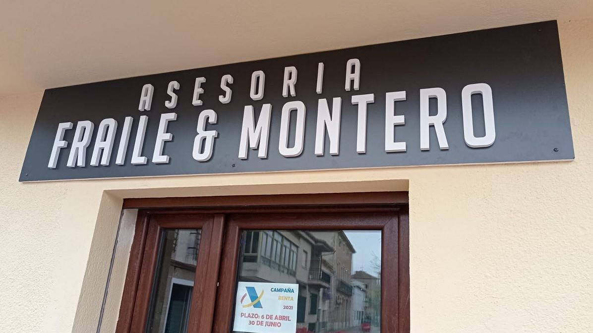 Letras corpóreas en relieve en el rótulo de una asesoría sobre la puerta del local