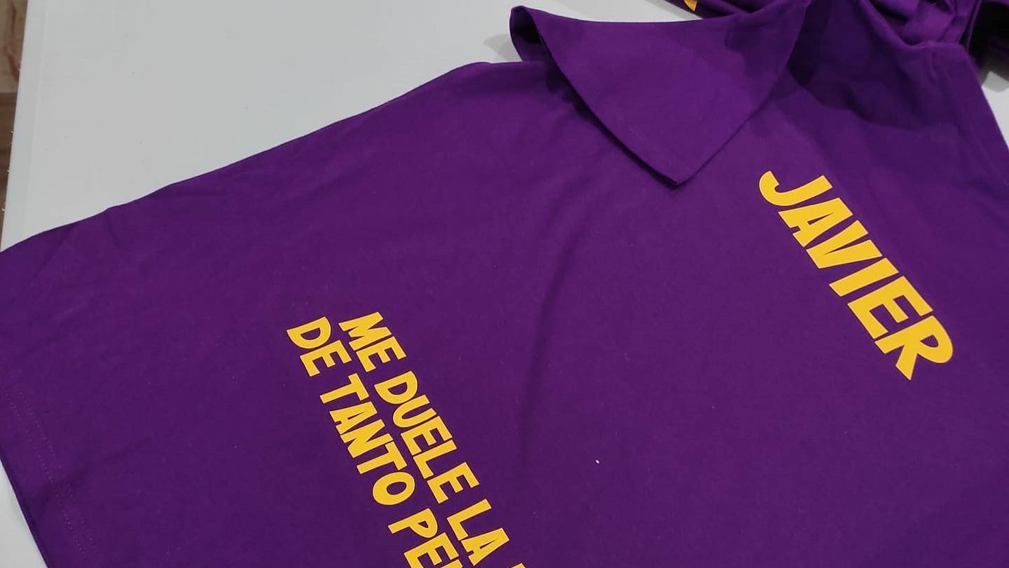 Polo personalizado con nombre y texto en vinilo textil para una peña