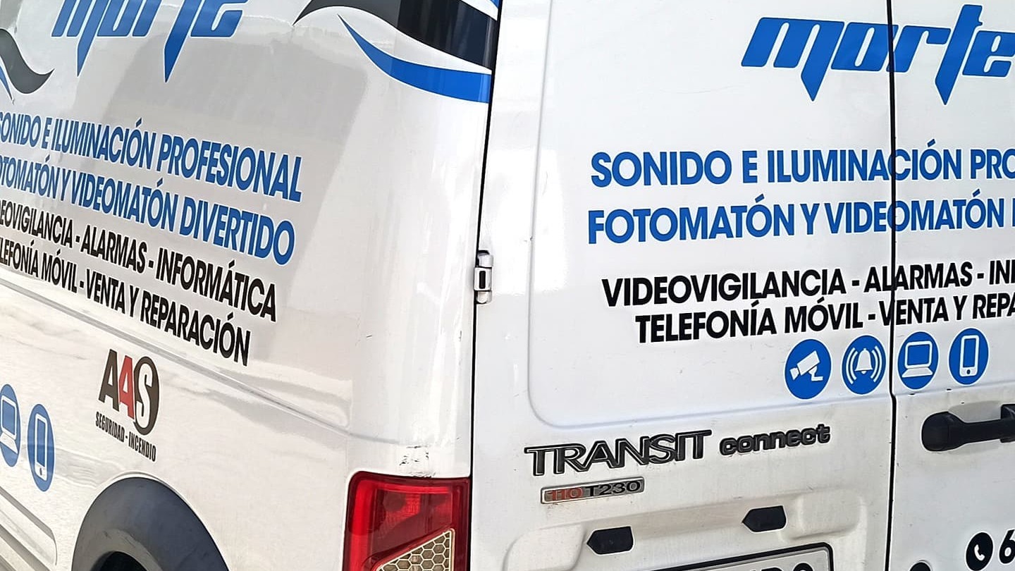 Furgoneta de empresa rotulada con vinilo de logotipo y servicios