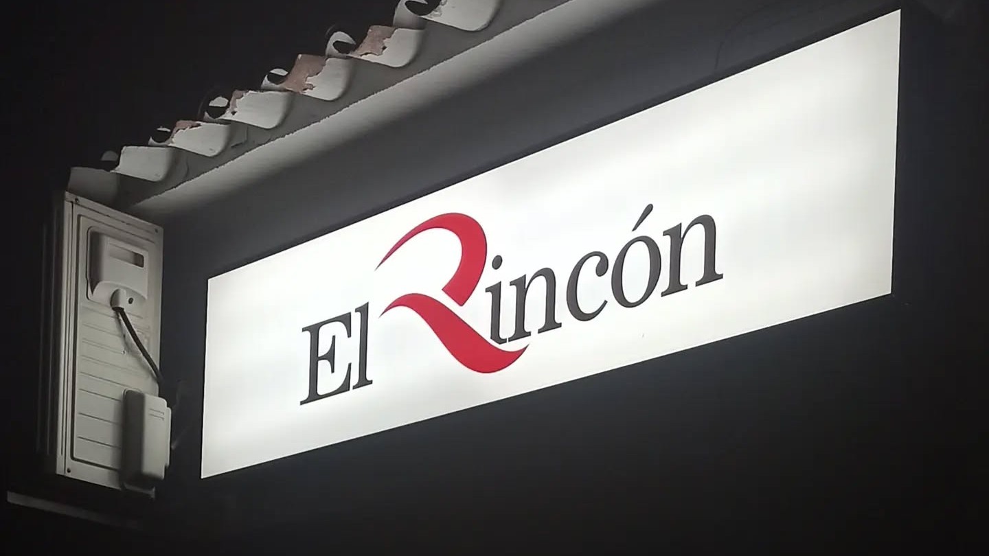 Rótulo luminoso retroiluminado con logotipo de un restaurante instalado en fachada